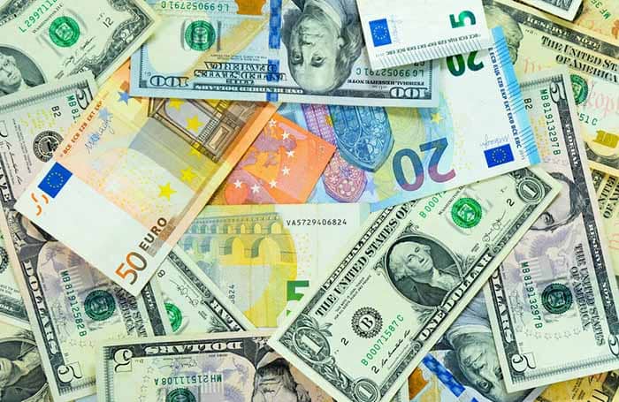 в яку валюту інвестувати українцям